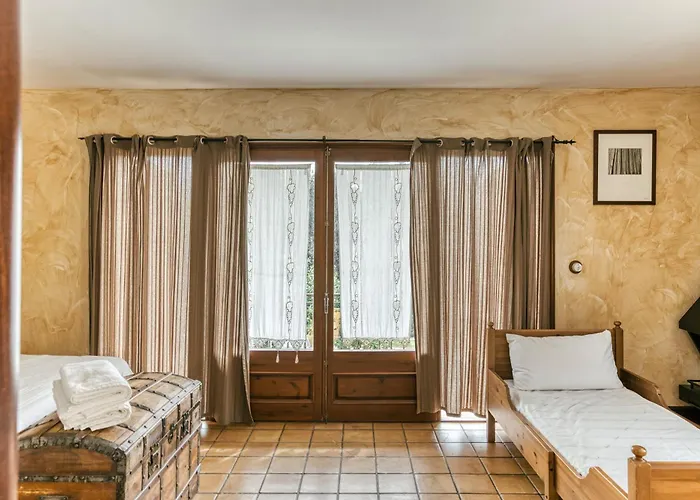 Habitacions Mas Fuselles بيت ضيافة 3*